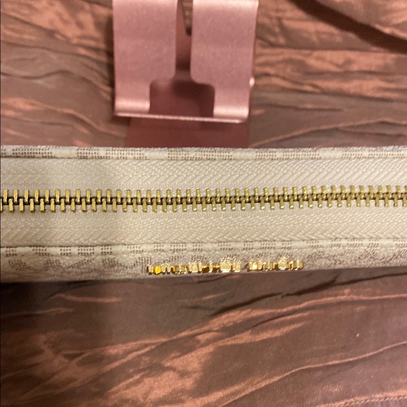 Michael Kors Cream Wristlet Wallet - Picture 10 of 13